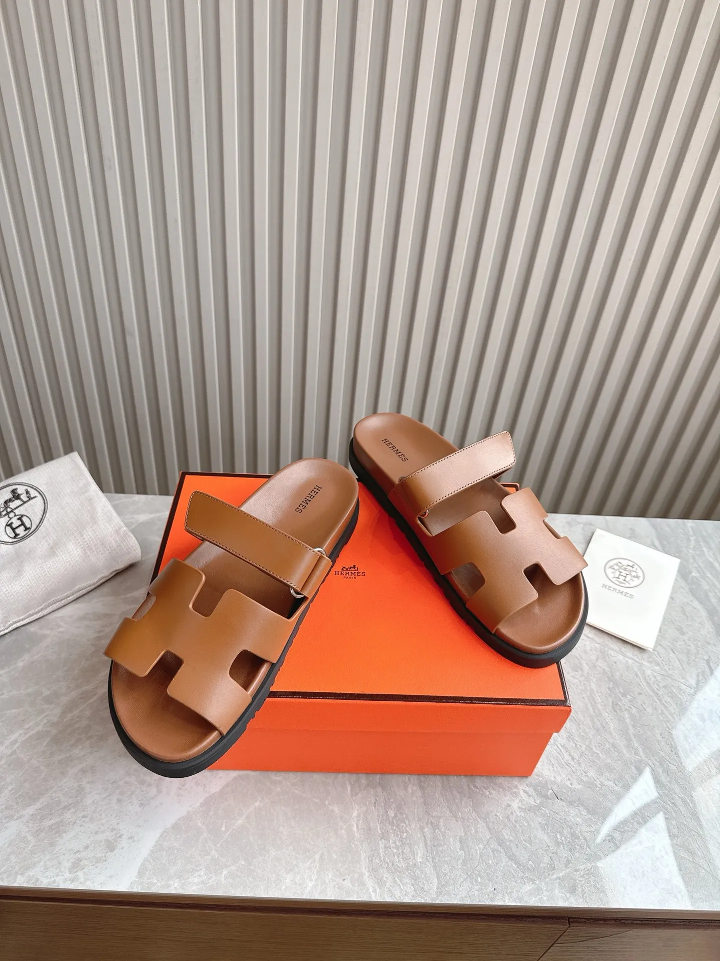 p480🐮🐮Couple model (top version) H family 2024 spring and summer new style HERMES Hermes' recently popular couple model pig nose angle sandals and slippers, paired with various colorful socks, popular. Upper: imported original deerskin (the genuine leather edging is not ordinary super migration). Lining: imported genuine leather. Outsole: Tpu non-slip and wear-resistant outsole. Size: Female 35-42 (40/42 non-returnable and non-exchangeable) Male size: 39-45 (45 non-refundable and non-exchangeable)